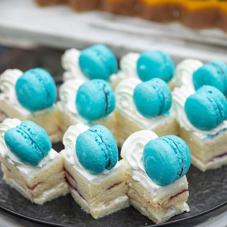 Radisson Blu Hotel, Jeddah Corniche Buitenkant foto Macarons on top of a cake