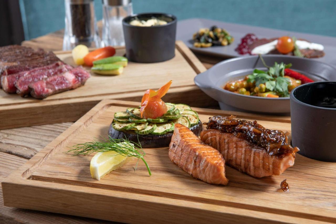 Radisson Blu Hotel, Jeddah Corniche Buitenkant foto Salmon steak