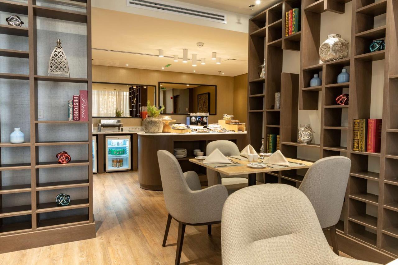 Radisson Blu Hotel, Jeddah Corniche Buitenkant foto The Library