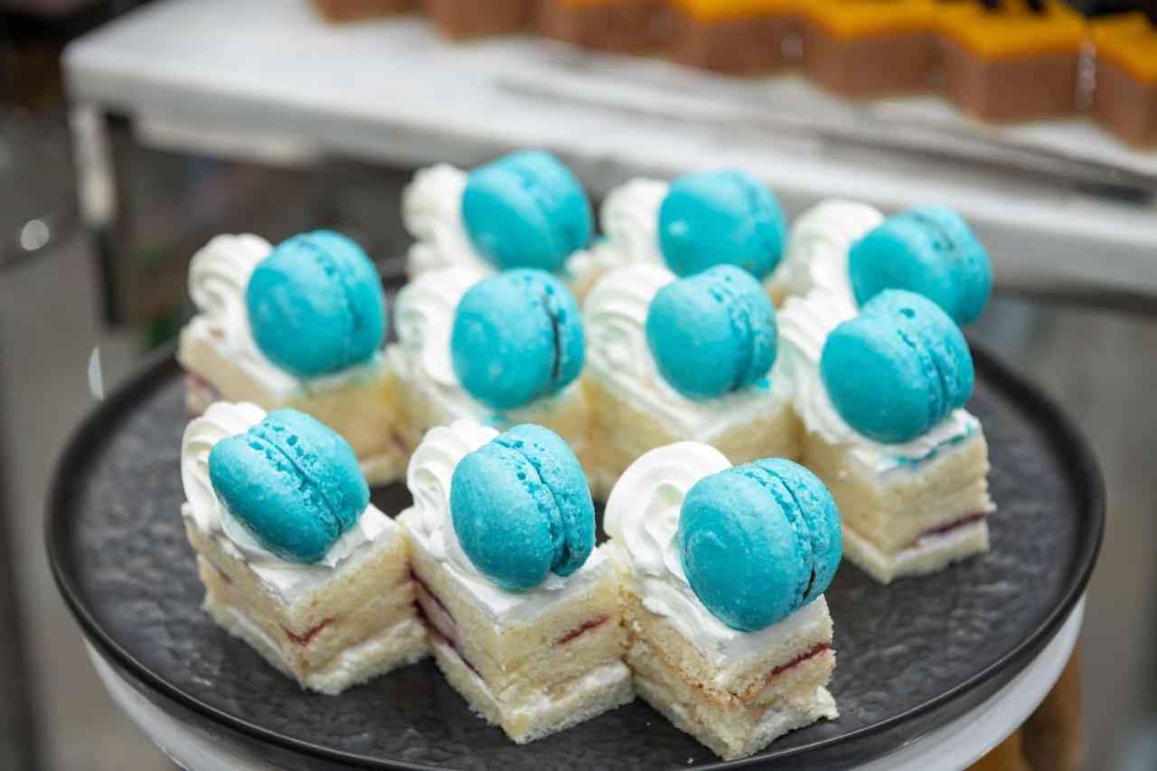 Radisson Blu Hotel, Jeddah Corniche Buitenkant foto Macarons on top of a cake