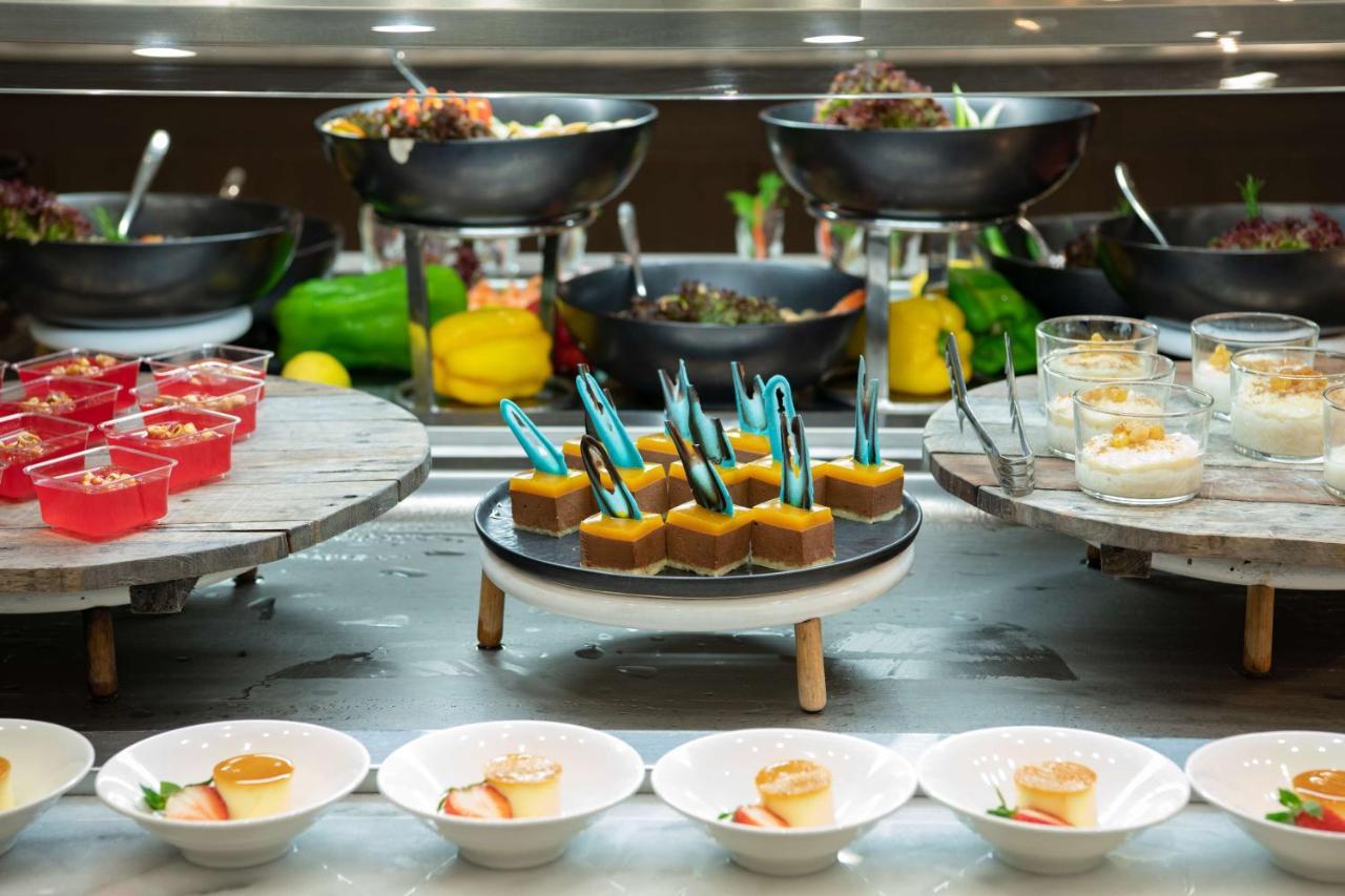 Radisson Blu Hotel, Jeddah Corniche Buitenkant foto A buffet