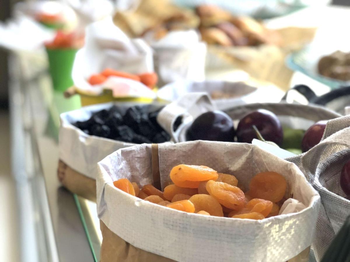Radisson Blu Hotel, Jeddah Corniche Buitenkant foto Dried apricots