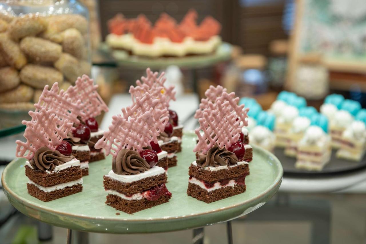 Radisson Blu Hotel, Jeddah Corniche Buitenkant foto Chocolate cakes