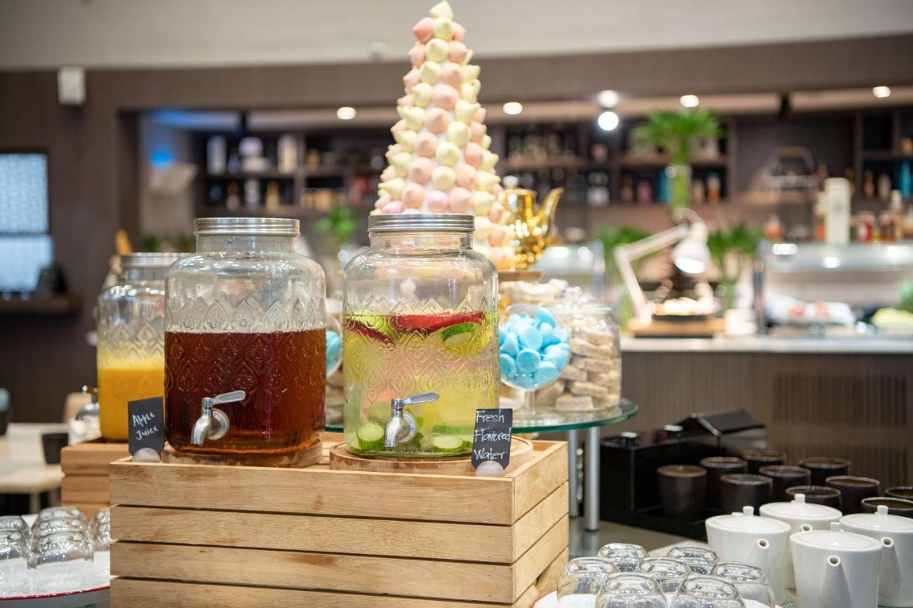 Radisson Blu Hotel, Jeddah Corniche Buitenkant foto A selection of drinks at a buffet
