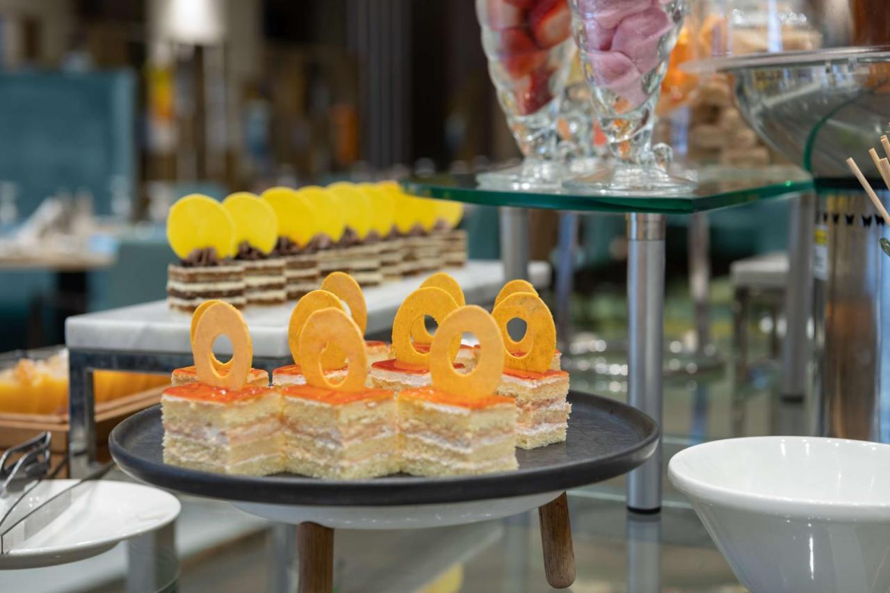 Radisson Blu Hotel, Jeddah Corniche Buitenkant foto A dessert buffet
