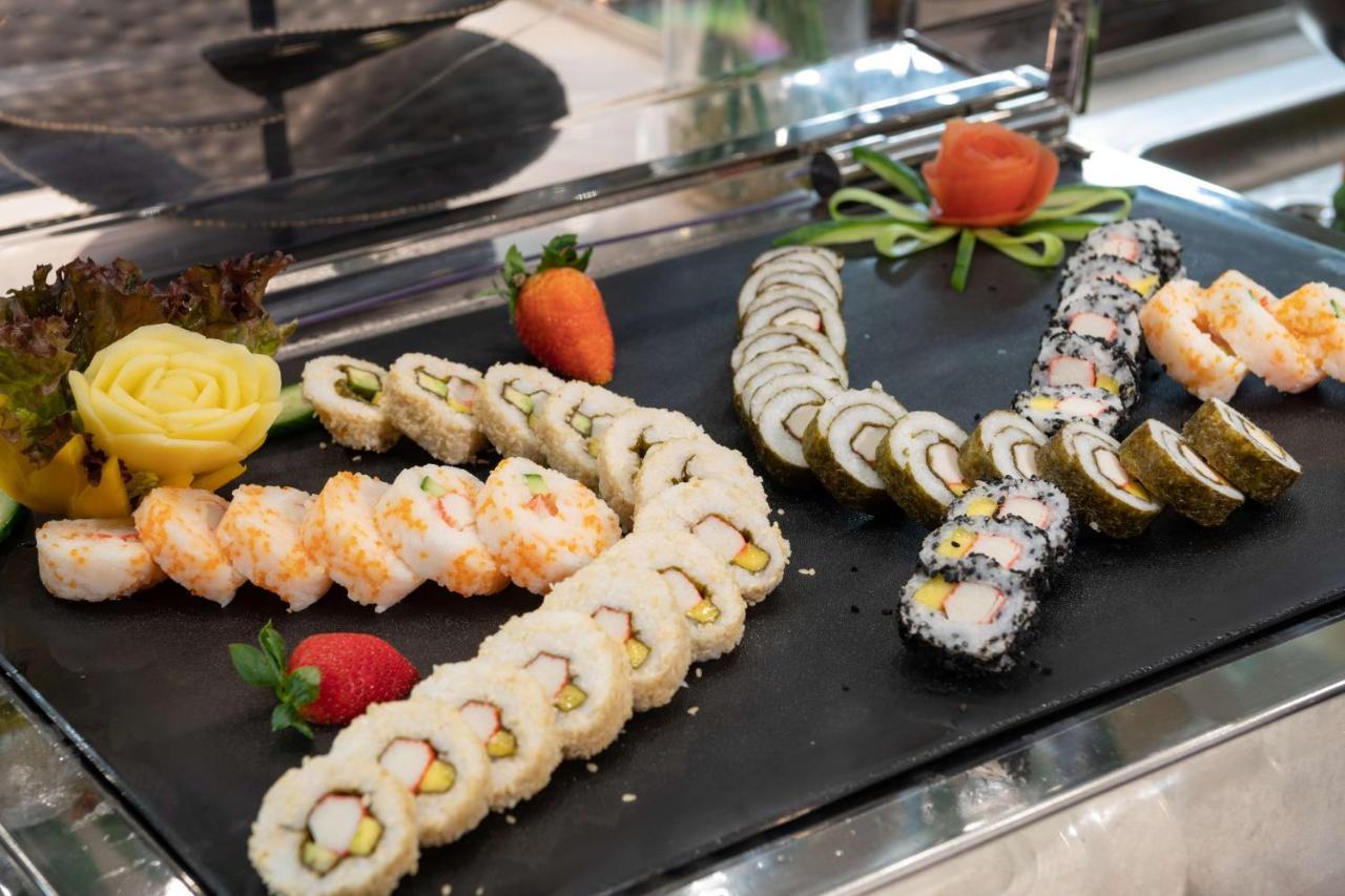 Radisson Blu Hotel, Jeddah Corniche Buitenkant foto Sushi