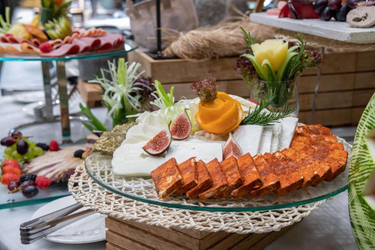 Radisson Blu Hotel, Jeddah Corniche Buitenkant foto A cheese platter