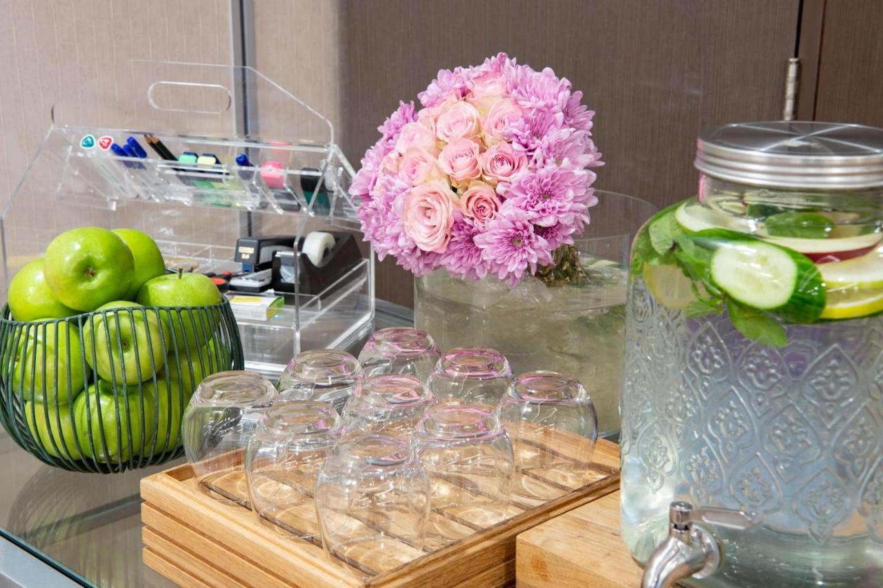 Radisson Blu Hotel, Jeddah Corniche Buitenkant foto Infused water