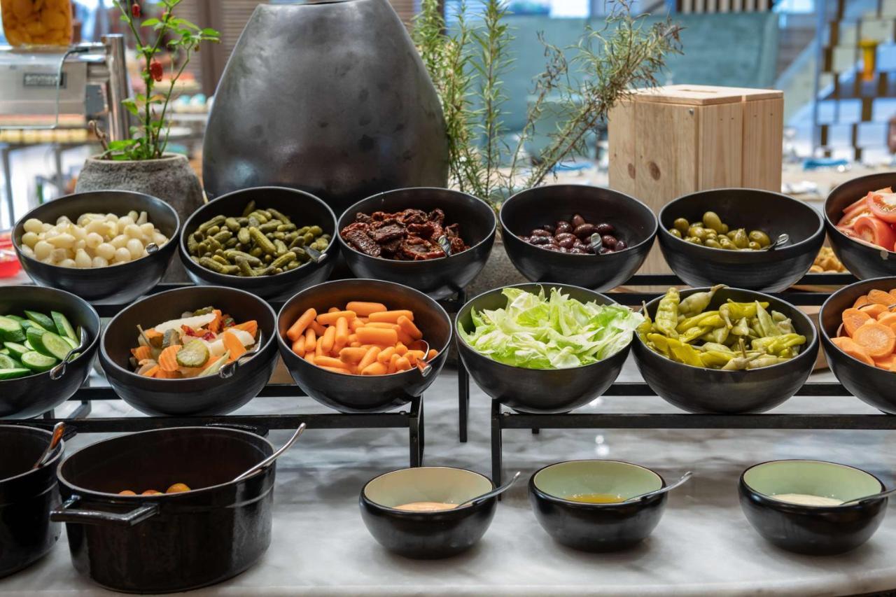 Radisson Blu Hotel, Jeddah Corniche Buitenkant foto A salad bar