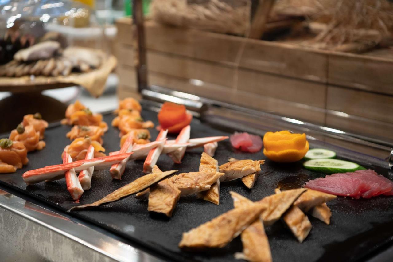 Radisson Blu Hotel, Jeddah Corniche Buitenkant foto Seafood at a buffet