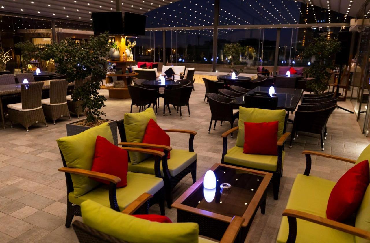 Radisson Blu Hotel, Jeddah Corniche Buitenkant foto The lounge at the airport