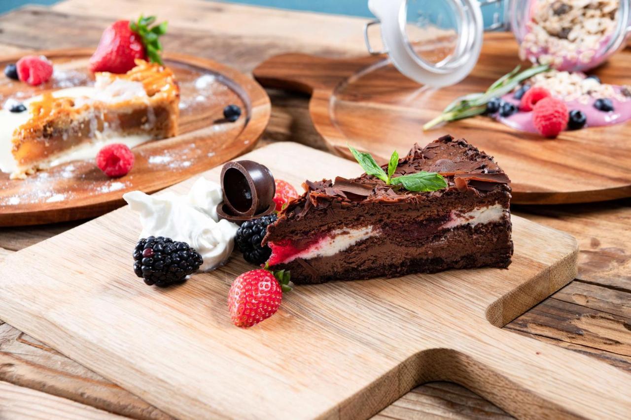 Radisson Blu Hotel, Jeddah Corniche Buitenkant foto A chocolate cake