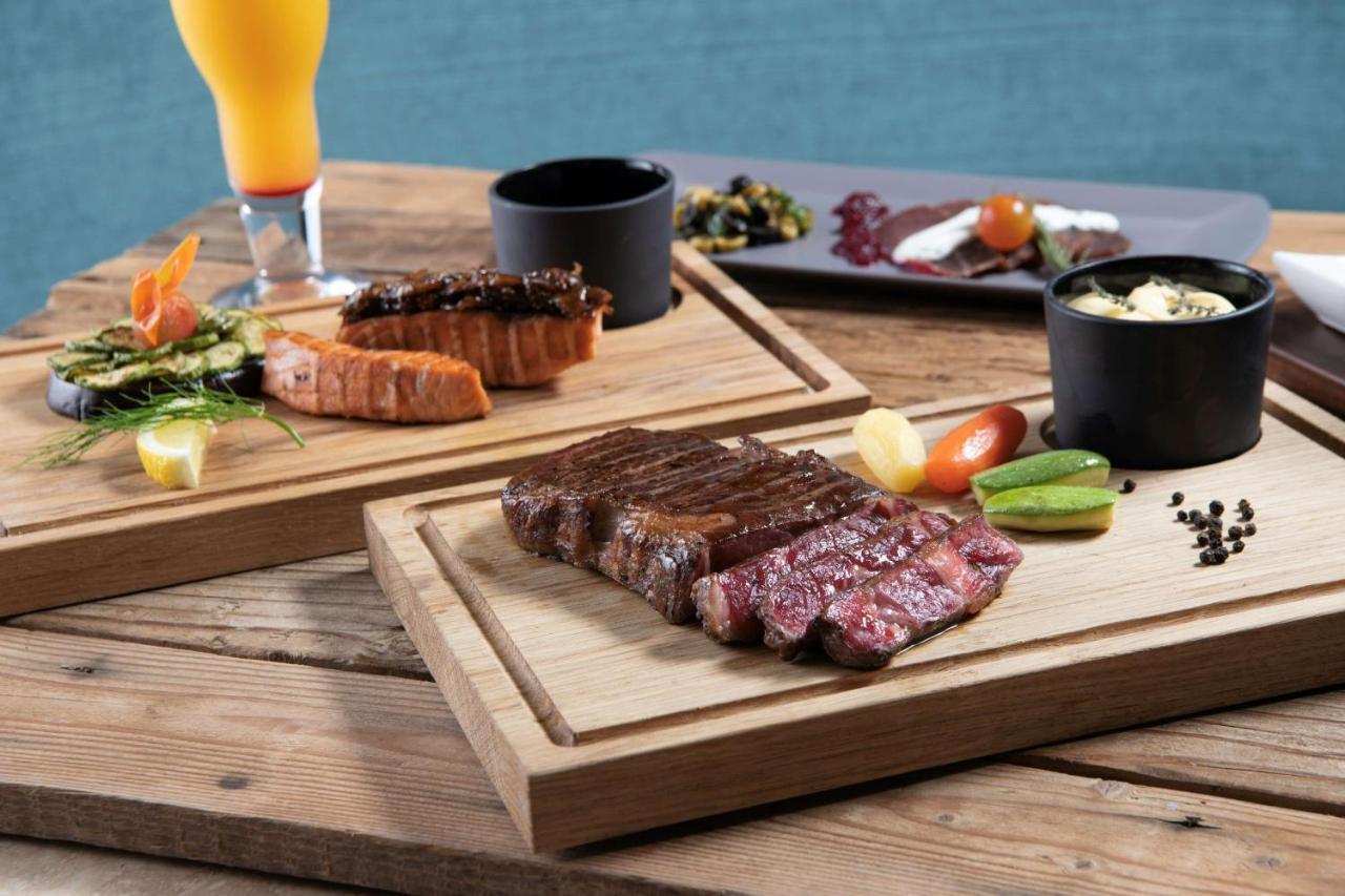 Radisson Blu Hotel, Jeddah Corniche Buitenkant foto A steak prepared with the dry-aging method