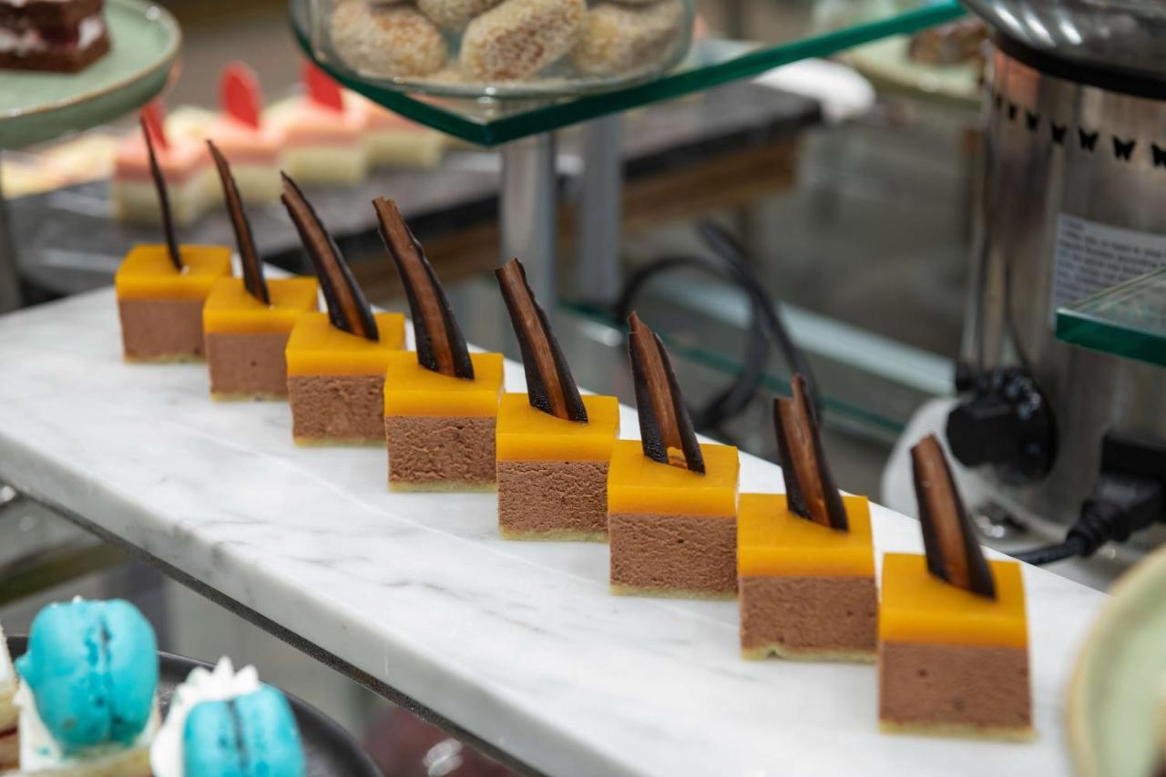 Radisson Blu Hotel, Jeddah Corniche Buitenkant foto A row of petit fours