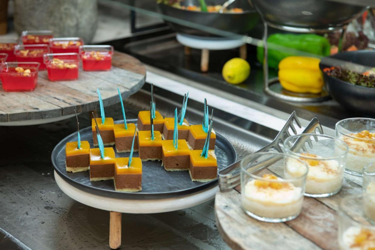 Radisson Blu Hotel, Jeddah Corniche Buitenkant foto A selection of desserts
