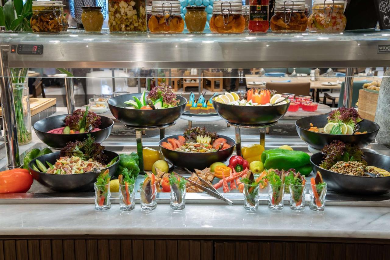 Radisson Blu Hotel, Jeddah Corniche Buitenkant foto A salad bar