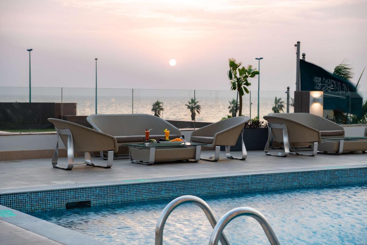 Radisson Blu Hotel, Jeddah Corniche Buitenkant foto The swimming pool at the hotel