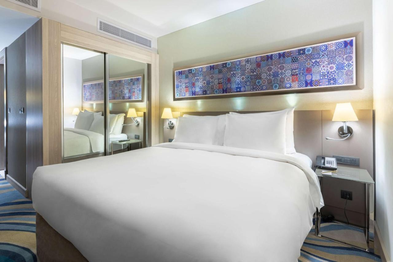 Radisson Blu Hotel, Jeddah Corniche Buitenkant foto A bedroom at the hotel