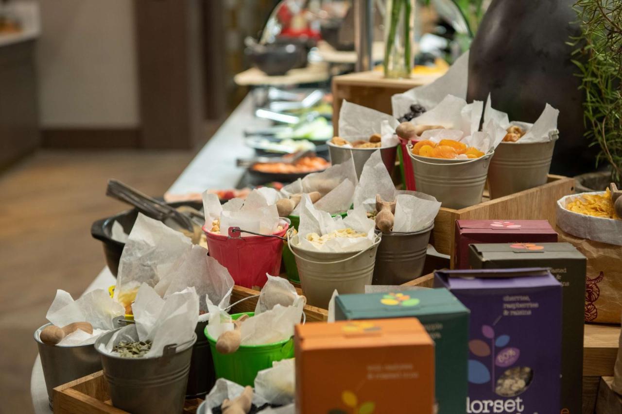 Radisson Blu Hotel, Jeddah Corniche Buitenkant foto A selection of teas at a buffet