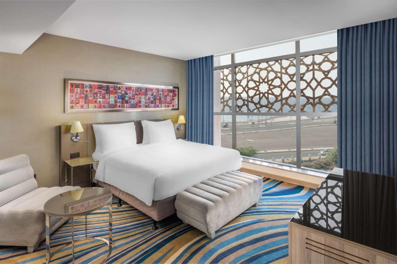 Radisson Blu Hotel, Jeddah Corniche Buitenkant foto A bedroom at the hotel