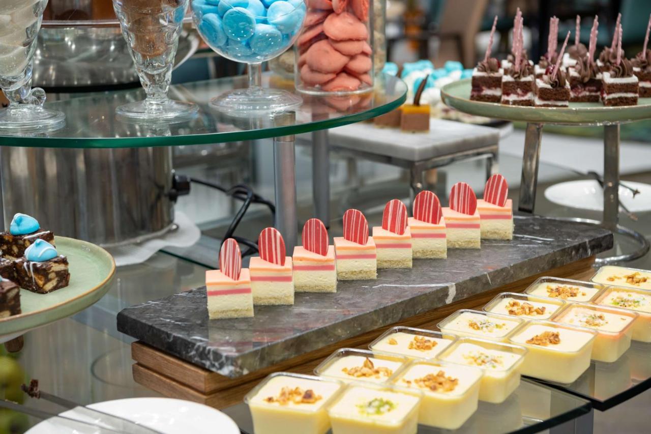 Radisson Blu Hotel, Jeddah Corniche Buitenkant foto A selection of petit fours