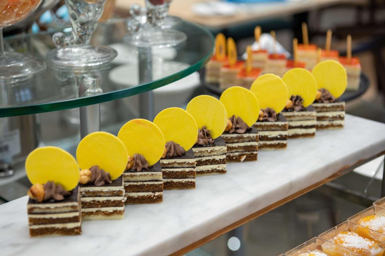 Radisson Blu Hotel, Jeddah Corniche Buitenkant foto A row of dobos torte