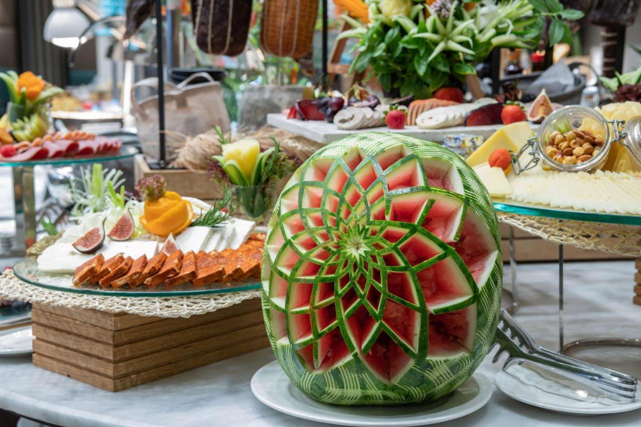 Radisson Blu Hotel, Jeddah Corniche Buitenkant foto A watermelon carving