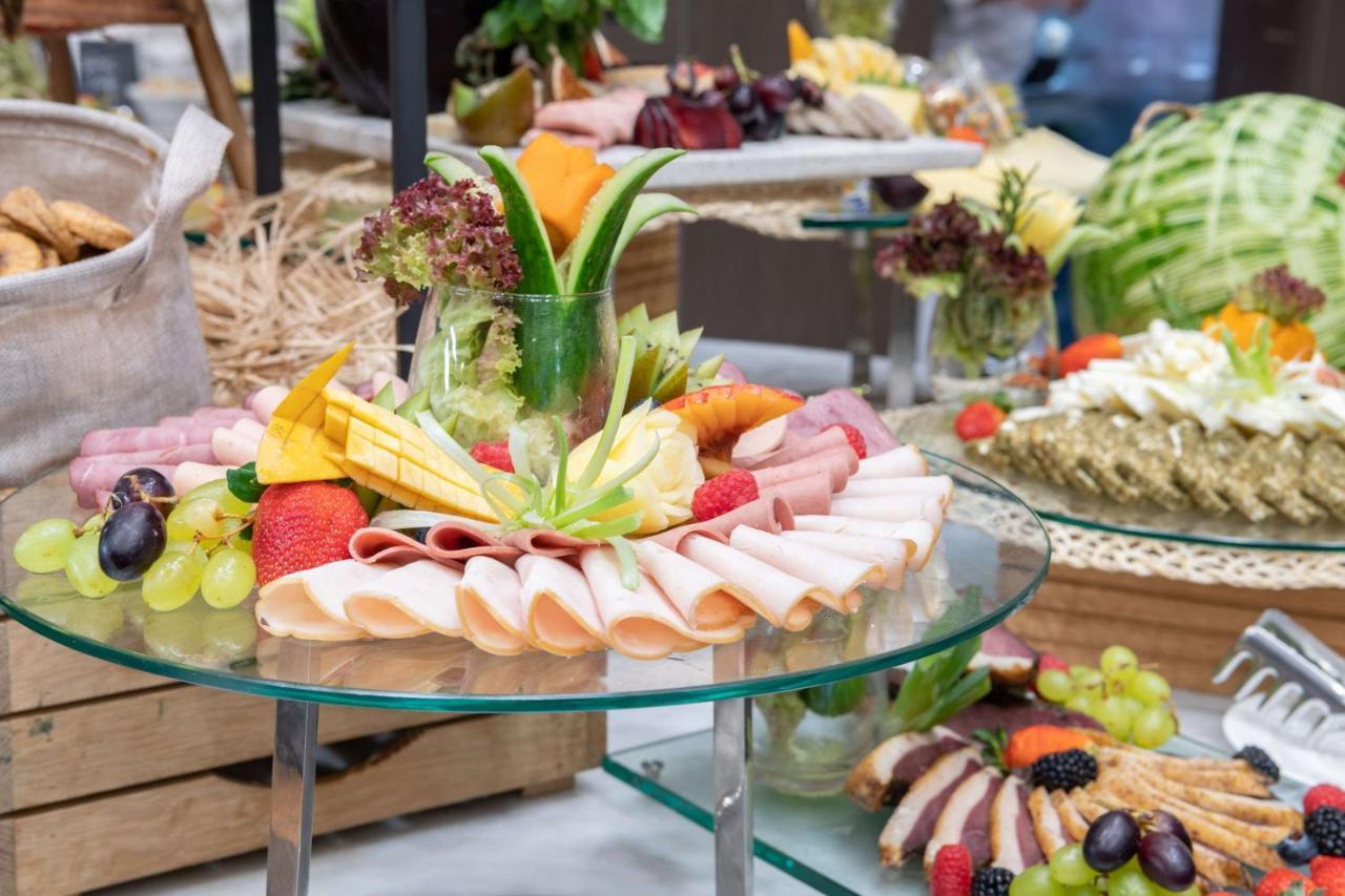 Radisson Blu Hotel, Jeddah Corniche Buitenkant foto A buffet