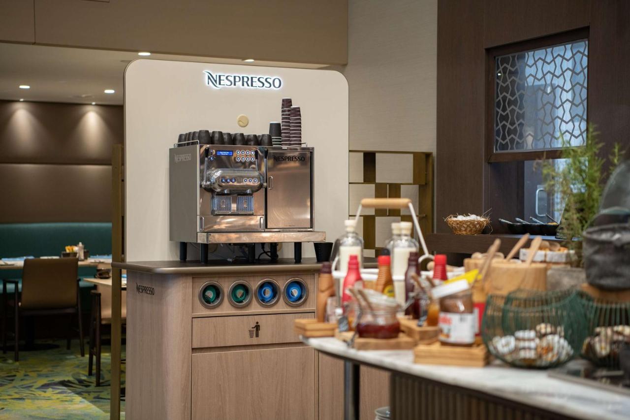 Radisson Blu Hotel, Jeddah Corniche Buitenkant foto A Nespresso machine