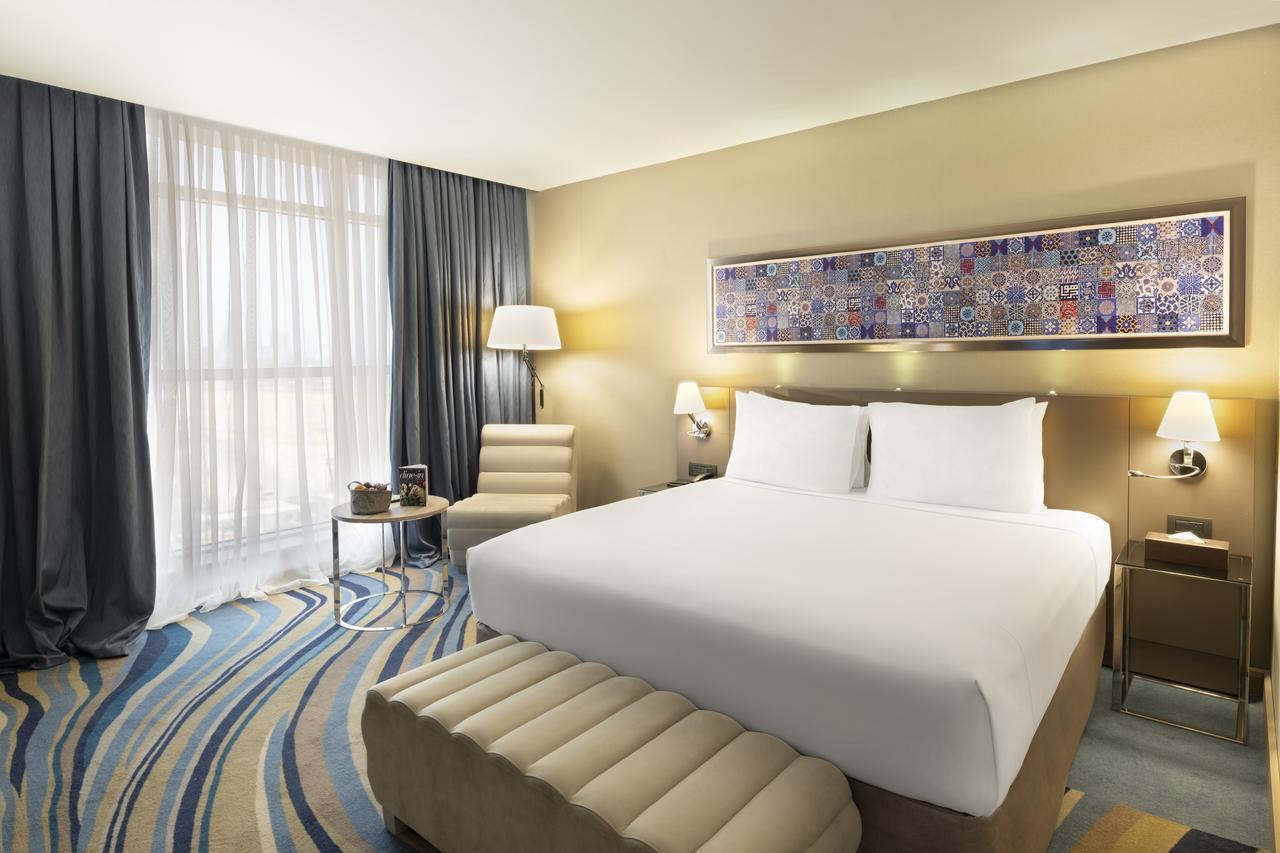 Radisson Blu Hotel, Jeddah Corniche Buitenkant foto A bedroom at the hotel