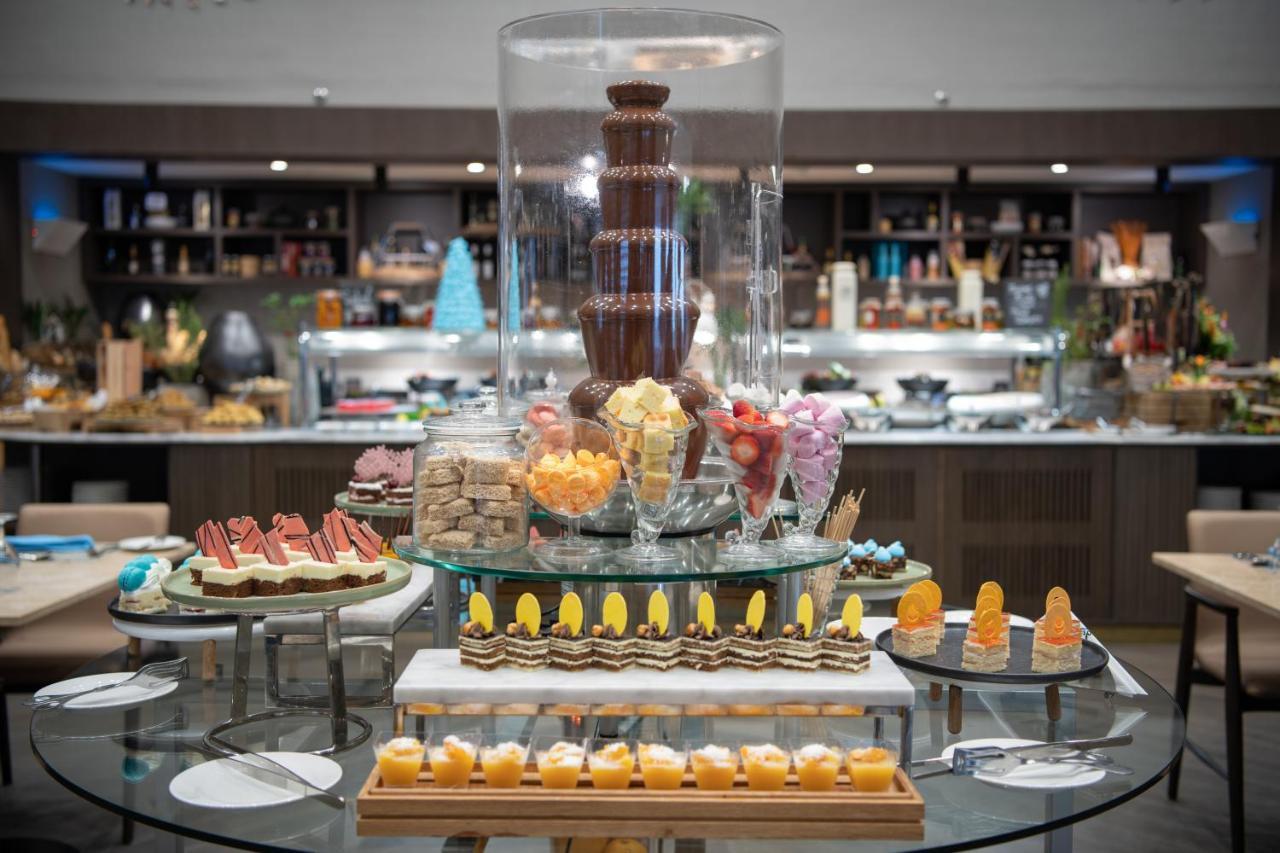 Radisson Blu Hotel, Jeddah Corniche Buitenkant foto A chocolate fountain