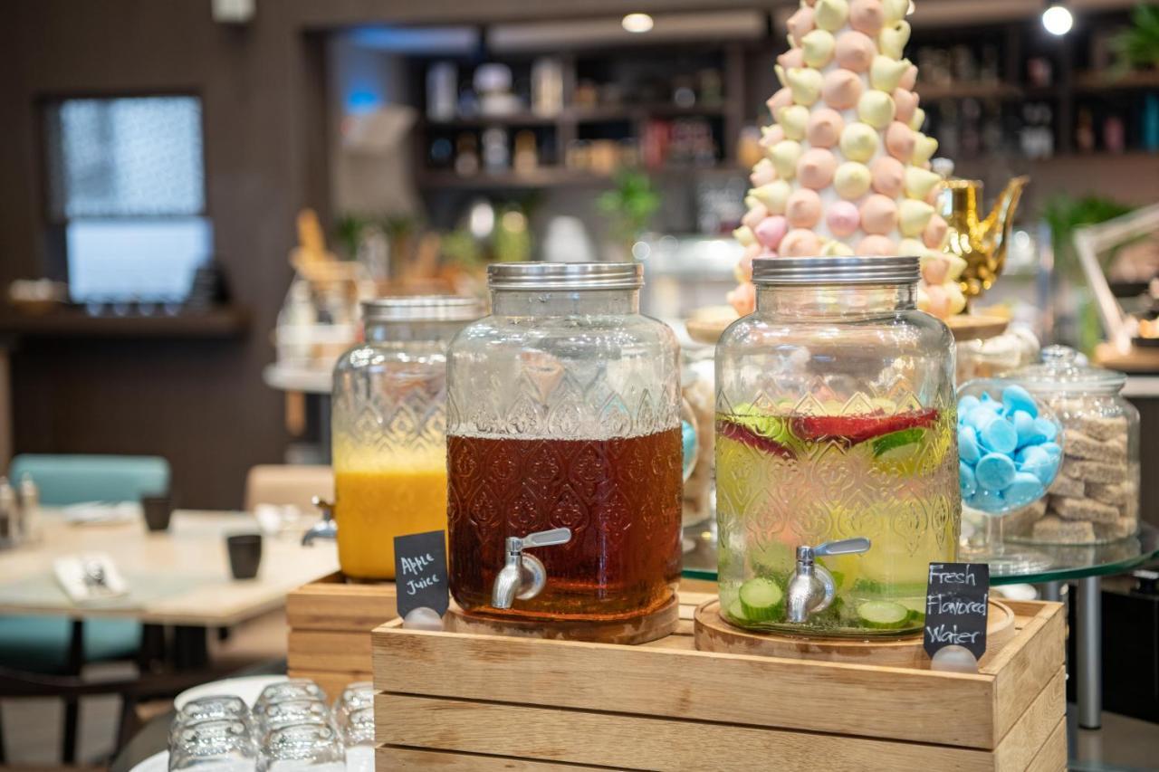 Radisson Blu Hotel, Jeddah Corniche Buitenkant foto Infused water