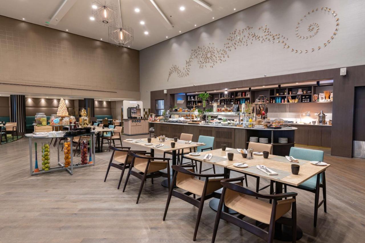 Radisson Blu Hotel, Jeddah Corniche Buitenkant foto The dining room at the new hospital