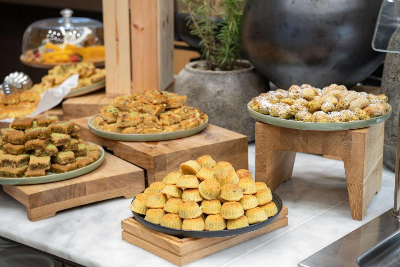 Radisson Blu Hotel, Jeddah Corniche Buitenkant foto A selection of traditional Greek sweets