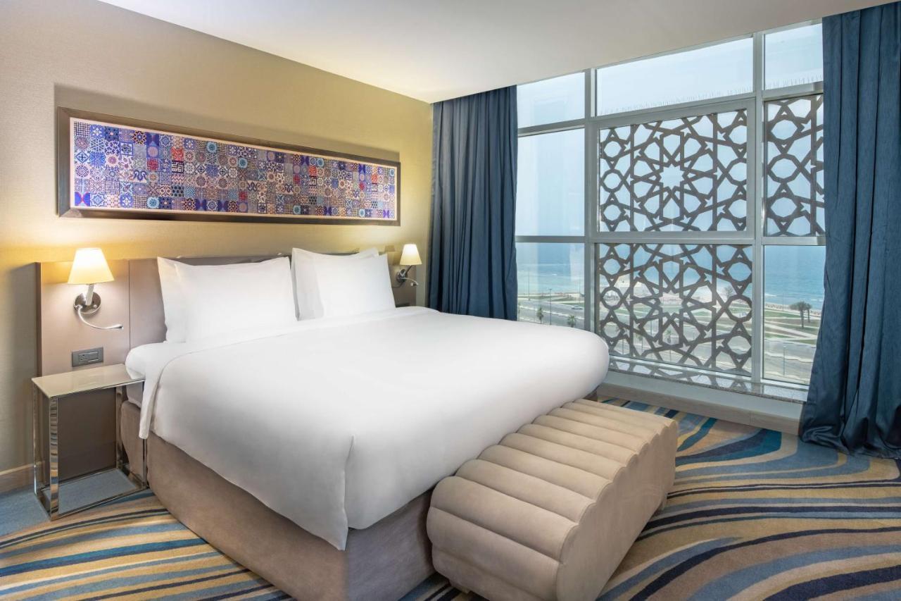 Radisson Blu Hotel, Jeddah Corniche Buitenkant foto A bedroom at the hotel